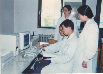 20世纪90年代馆员们在学习使用计算机图书管理软件