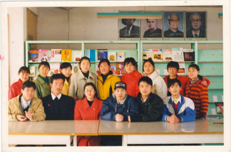 20世纪90年代馆员们和学生管理员在报刊阅览室合影