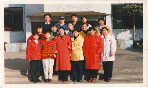 20世纪90年代馆员们与学生管理员在老图书馆前合影