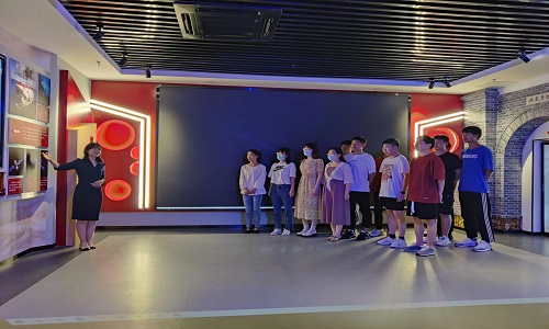 图书馆组织年轻教师及学生管理员参观校史党史教育基地.jpg
