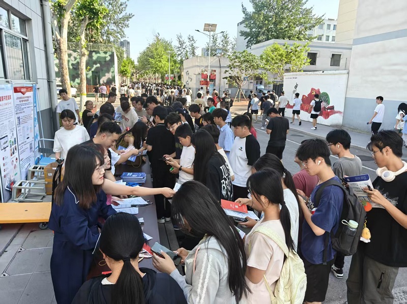 图书馆开展“数字资源零距离”现场推广活动